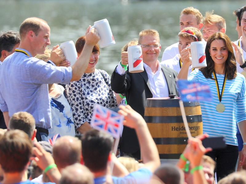 Gemischte Teams aus Heidelberg und seiner Partnerstadt Cambridge traten im Ruder-Achter gegeneinander an. Das Rennen wurde mit einem Humpen Bier besiegelt. Cheers!