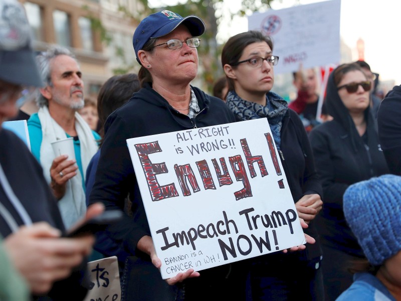 Nachdem US-Präsident Donald Trump auffällig spät und verhalten auf die Tragödie reagiert hat, zeigen sich demokratische und republikanische Politiker ebenso empört wie viele Bürger. Hier fordert ein Demonstrant die Amtsenthebung von Trump.