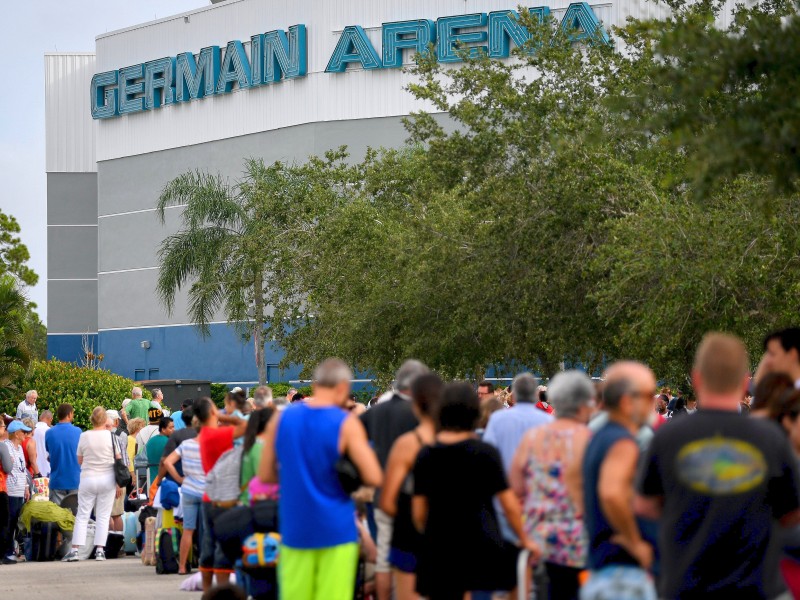 Wer nicht mehr wegkommt, versucht in lokalen Notunterkünften einen Platz zu finden, wie diese Menschen am Samstag im Ort Estero im Südwesten Floridas.