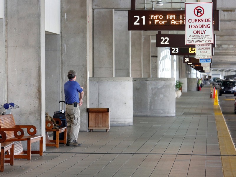 Wo sonst viele Busse fahren und sich Menschen drängeln, herrschte nun beinahe Geisterstimmung: Der Orlando International Airport.