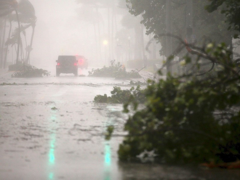 Trotz der Aufforderung, sich in Sicherheit zu bringen, halten sich immer noch Menschen in der Gefahrenzone auf. Dieses Bild entstand am Sonntagmorgen (Ortszeit) in Miami.