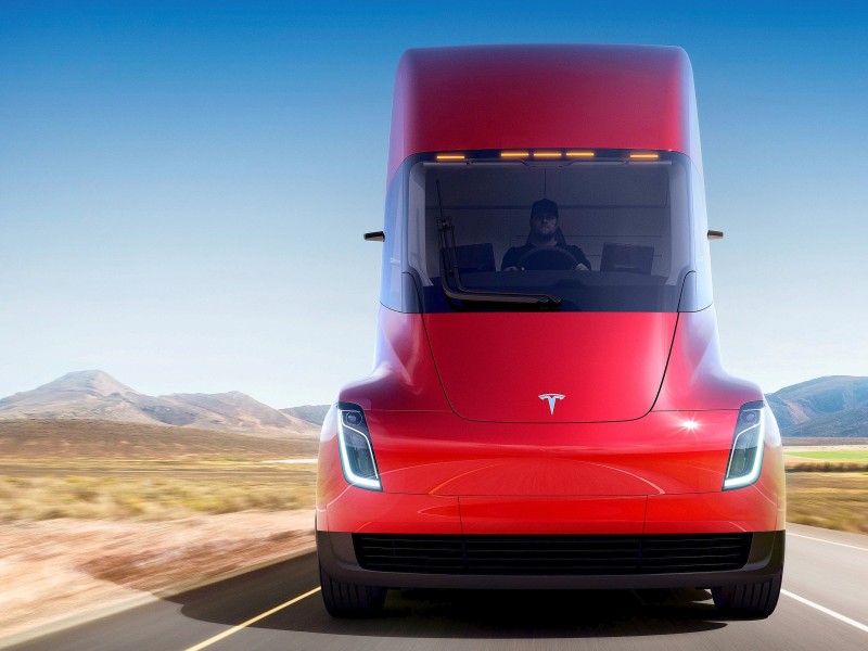 Elon Musk will das Lastwagen-Geschäft aufmischen. Der Tesla-Chef stellte bereits im November 2017 einen E-Truck vor.