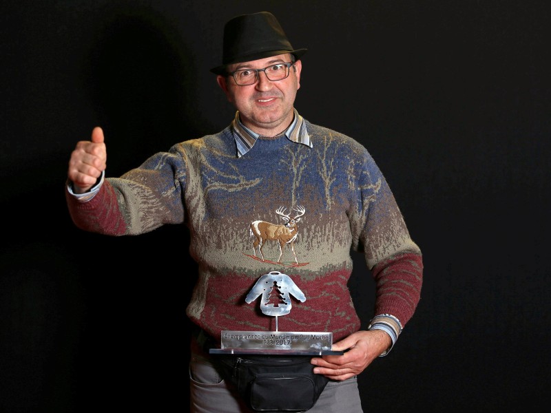 Bauchtasche, Hut, gestreiftes Hemd und ein dezenter Pulli mit Hirsch-Motiv: So gewinnt man eine „Ugly Sweater“-WM. Kandidat Herve kam als Gesamtkunstwerk und ging mit Pokal nach Hause.