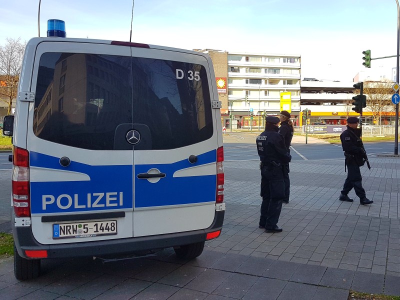 Die Polizei ist mit einer Hundertschaft vor Ort.