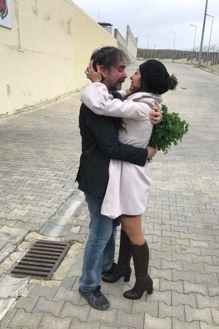 Deniz Yücel und seine Frau Dilek Mayatuerk kurz nach der Freilassung aus dem Gefängnis. Die Freilassung Yücels wurde von einem Gericht angeordnet, nachdem die türkische Staatsanwaltschaft die Anklageschrift vorgelegt hatte.