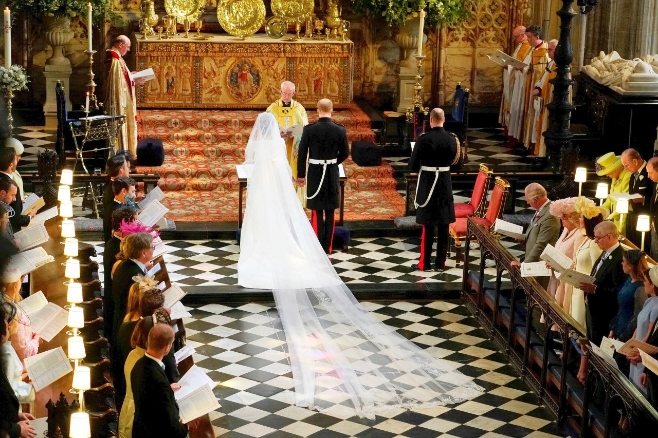 Auf dem schwarz-weiß karierten Fußboden der St.-George’s-Kapelle ist Meghan Markles Schleppe ein Hingucker. 