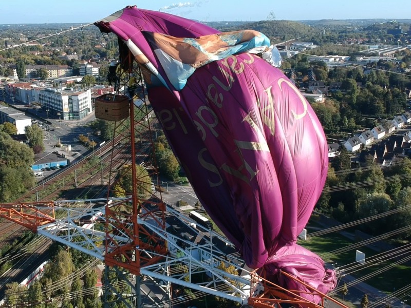 Der Heißluftballon hing auch Montagfrüh noch in der Oberleitung.