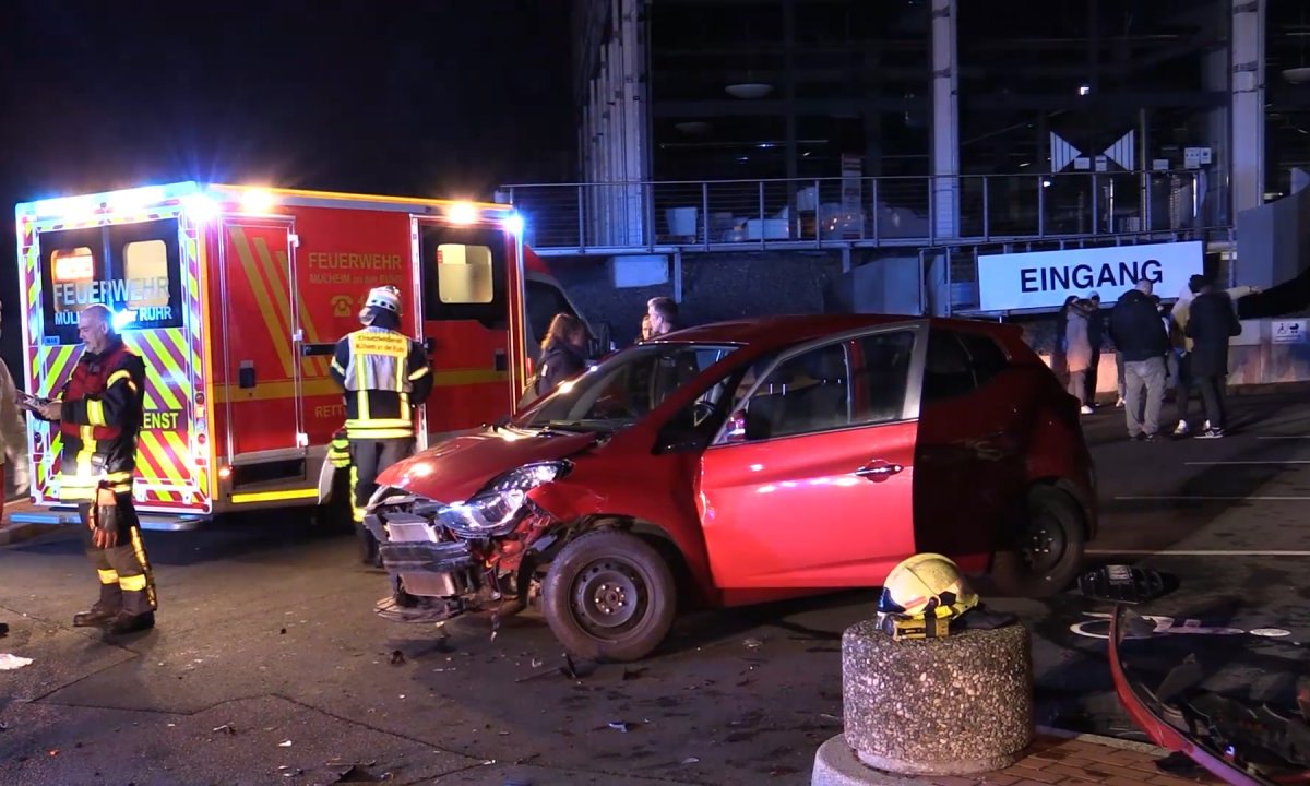 20211211_Schwerer_Verkehrsunfall_Verdacht_Autorennen_Muelheim (5).jpg