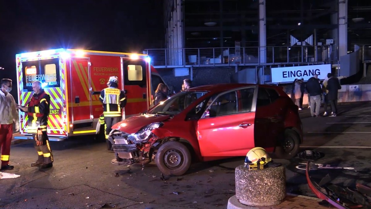 20211211_Schwerer_Verkehrsunfall_Verdacht_Autorennen_Muelheim (5).jpg