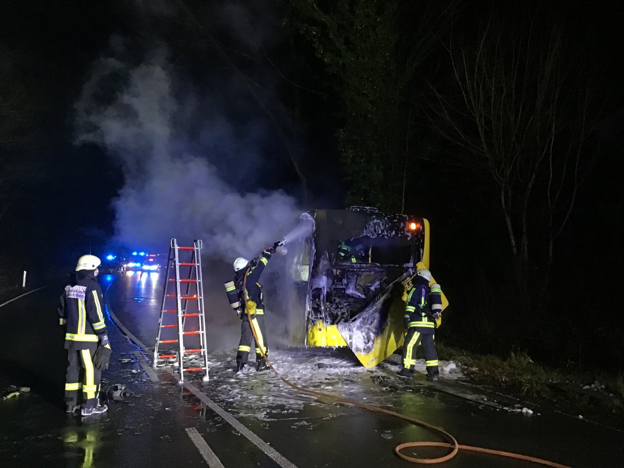 Die Feuerwehr musste am Montag einen Bus auf der Ruhstraße in Bochum löschen.