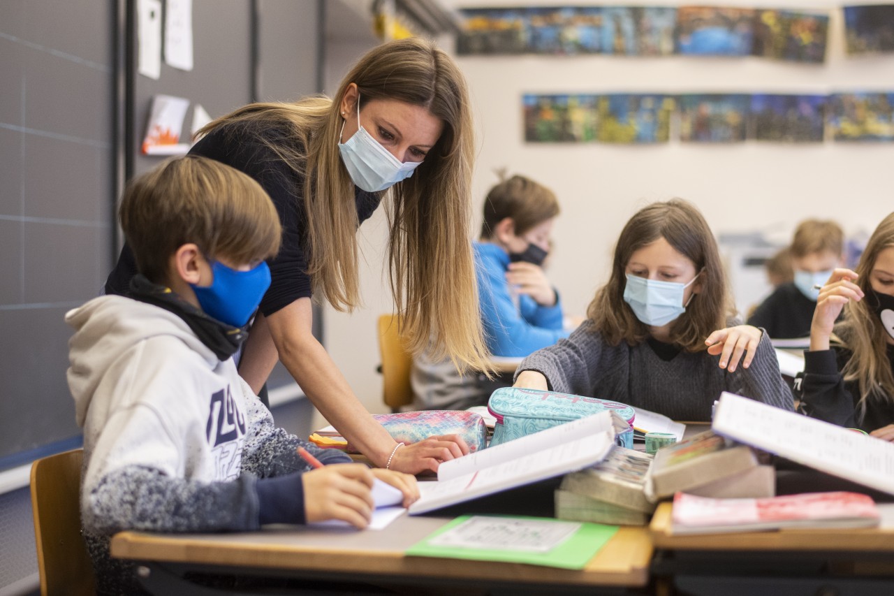 Nach den Herbstferien werden die Corona-Regeln in NRW-Schulen gelockert. 