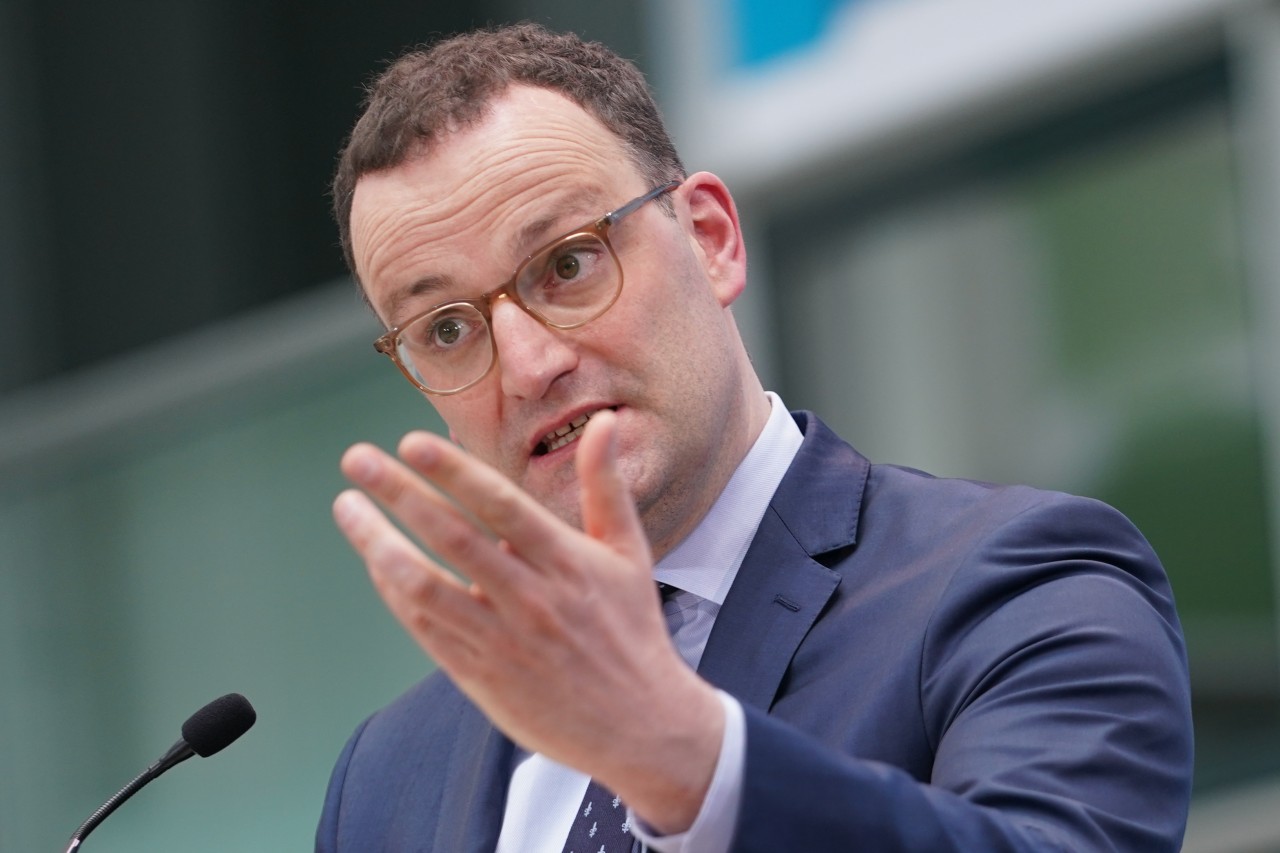 Gesundheitsminister Jens Spahn verkündet die Freigabe von AstraZeneca für alle. 