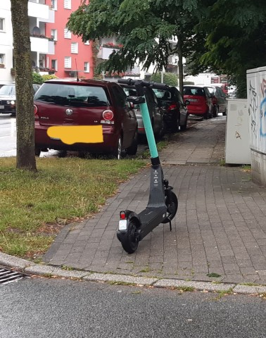 Auch dieser E-Scooter steht hier nicht richtig.