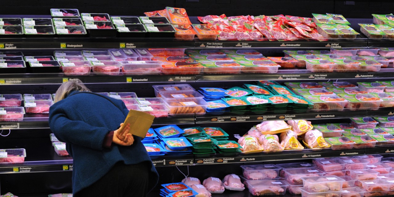 Greenpeace wirft Edeka bei deren Billigfleisch-Sortiment eine „Tierleid-Garantie“ vor. (Symbolbild) 