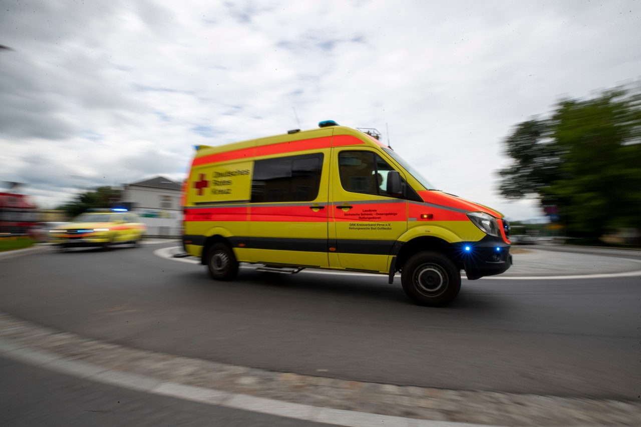 Der Mann musste mit Verletzungen ins Krankenhaus gebracht werden. (Symbolbild)