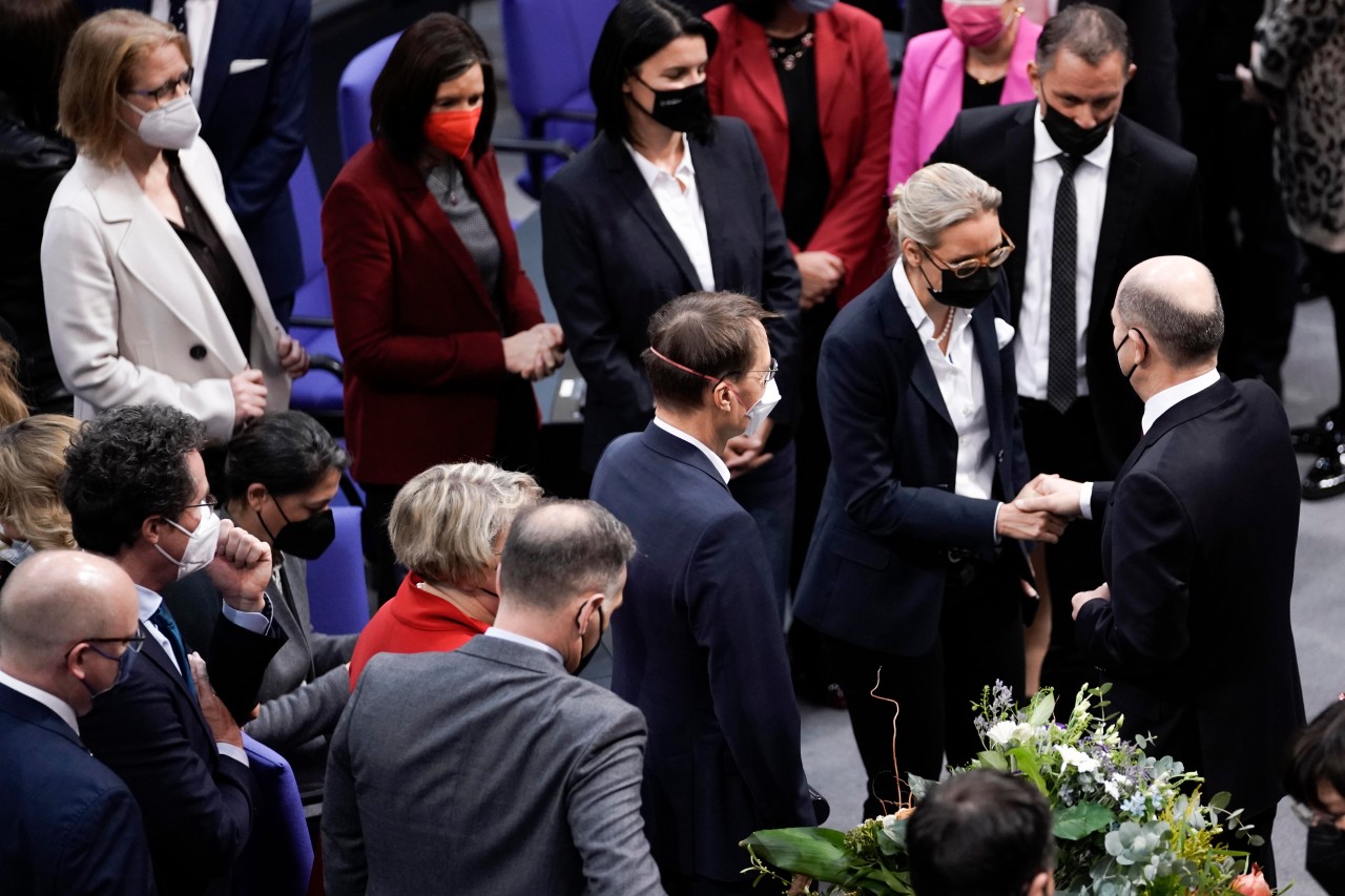 Alice Weidel gratulierte Olaf Scholz knapp zur Wahl zum Bundeskanzler. 