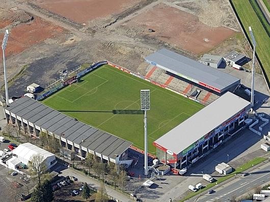 Das Georg-Melches-Stadion an der Hafenstraße gleicht einer Bruchbude.