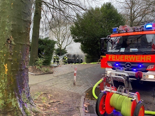 In Mülheim brannte an Heiligabend ein Auto in einer Tiefgarage.