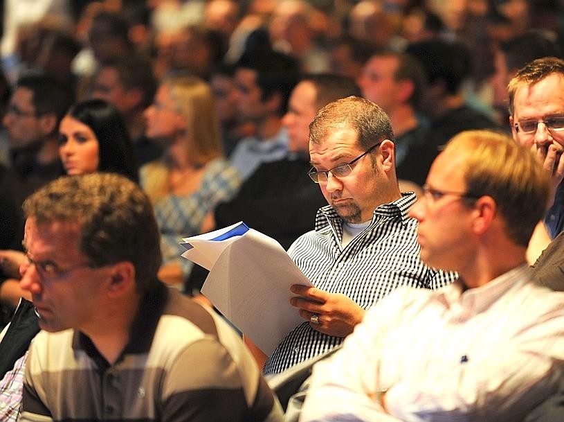 Mitglieder studieren die Tagesordnung , Foto: Karl Gatzmanga