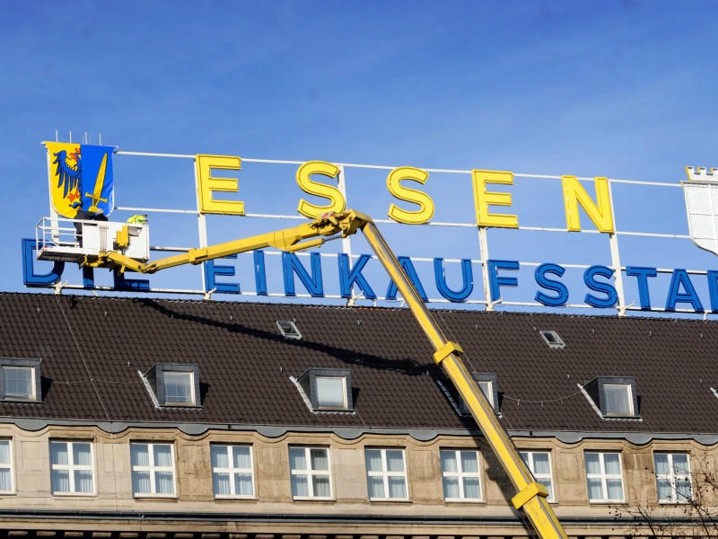 Arbeiten an dem beleuchteten Schriftzug werden in 30 Metern Höhe durchgeführt