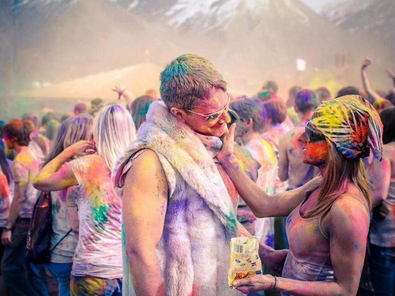 Ursprünglich ist Holi ein Frühlingsfest, das in Nordindien am Vollmondtag des Monats Phalguna gefeiert wird.