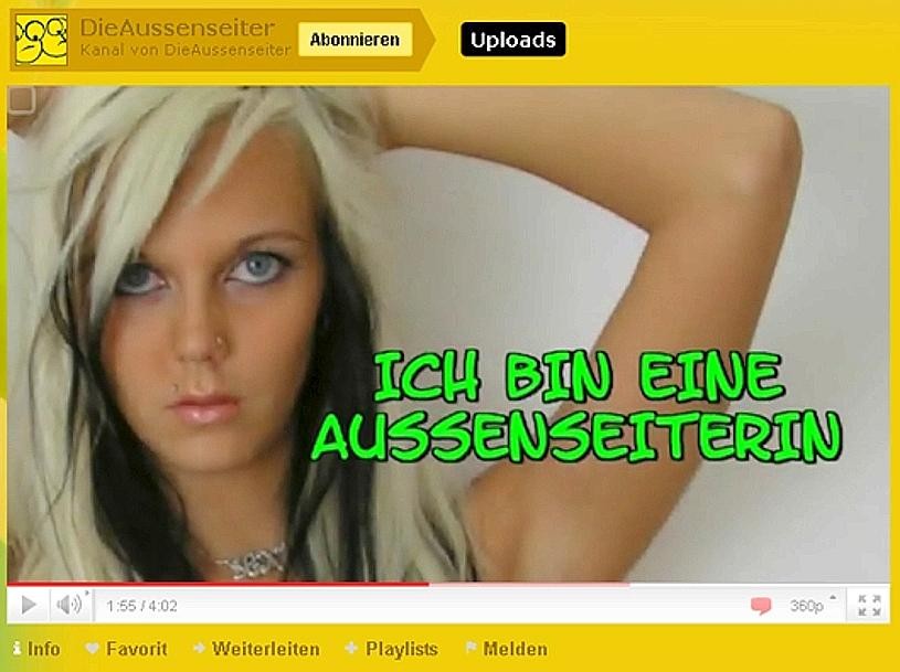 Sexy Julia ist einer der Gaststars in den Videos von DieAussenseiter. Die junge Mutter gibt mit viel Selbstironie die klassische Klischee-Blondine und bedient dabei die Männer-Phantasien auf YouTube.