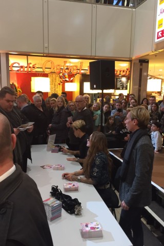 Gina-Lisa Lohnfink im Altenessener Allee-Center. Gemeinsam mit ihrem Dschungel-Kollegen Florian Wess stellte sie ihr neues Album  vor.