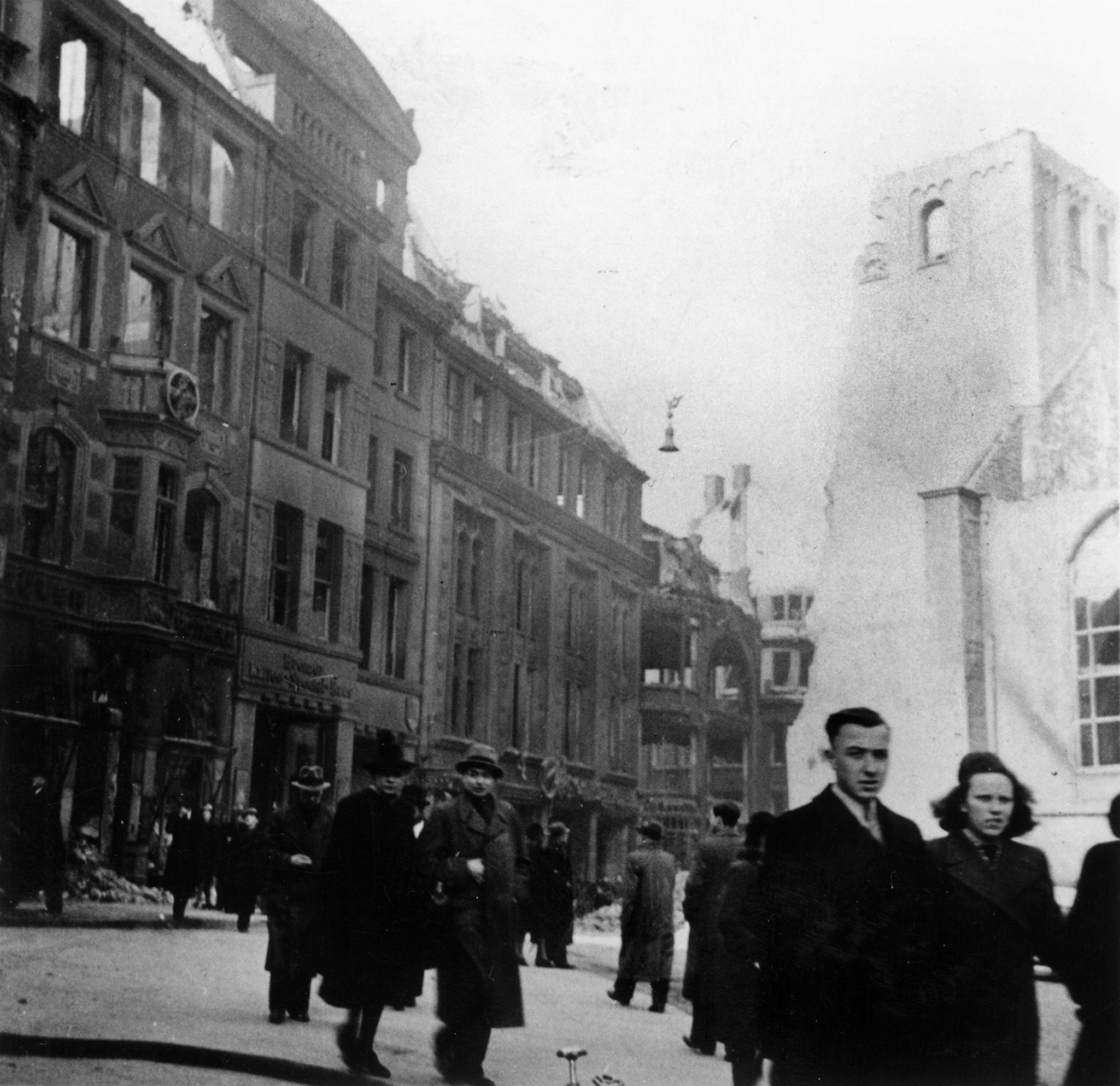 Die Essener Innenstadt: Blick entlang der Logen- und Kibbelstraße auf das Postscheckamt in Richtung des damaligen Thomae-Platzes (heute Limbecker Platz) mit dem Kaufhof Althoff am oberen Bildrand. Aus dem Buch Ruhrschlacht: Das Ruhrgebiet im Kriegsjahr 1943 von Ralf Blank (Klartext-Verlag).