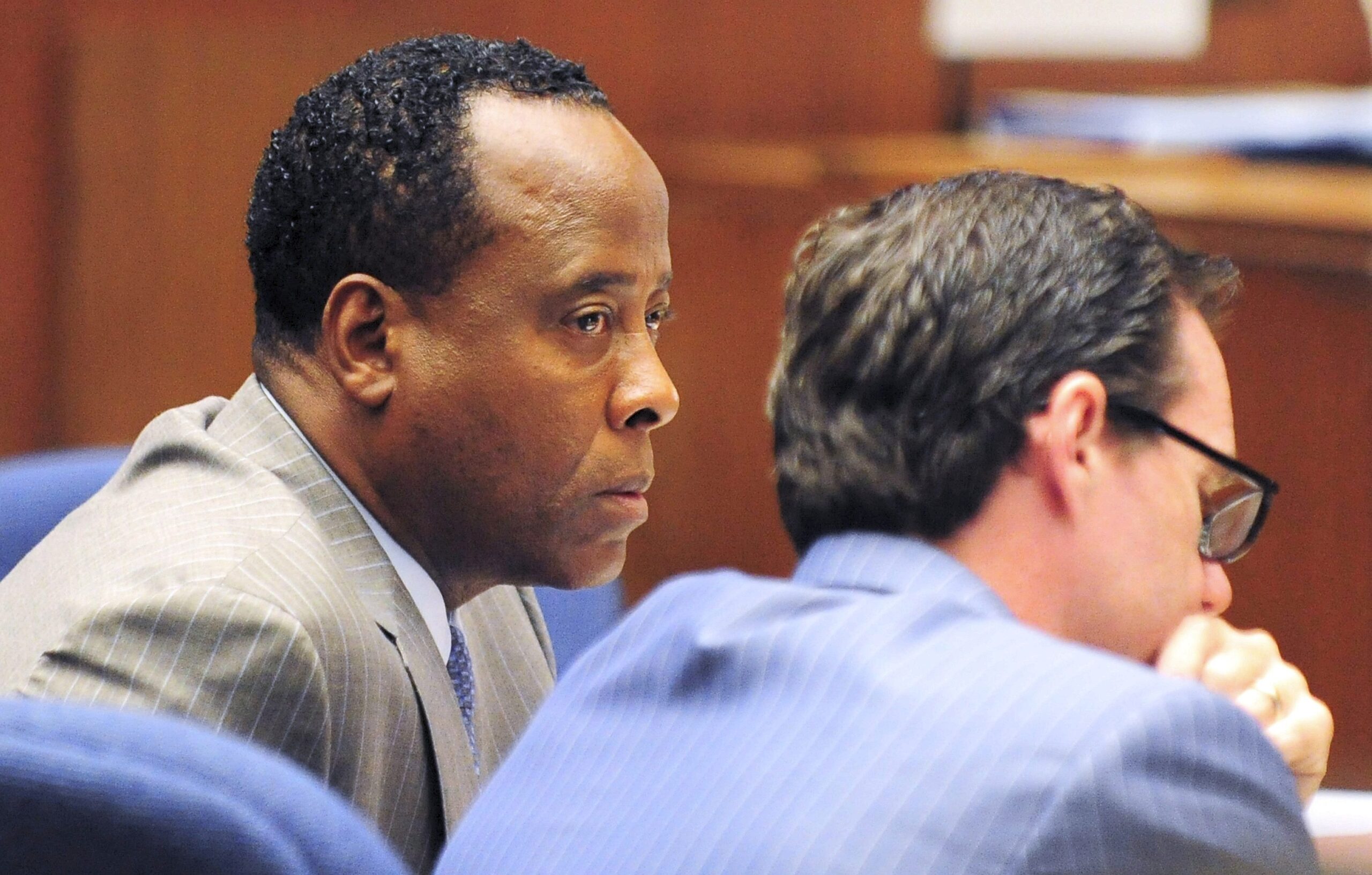 Dr. Conrad Murray während der Aussage des Gerichtsmediziners. Foto: Reuters