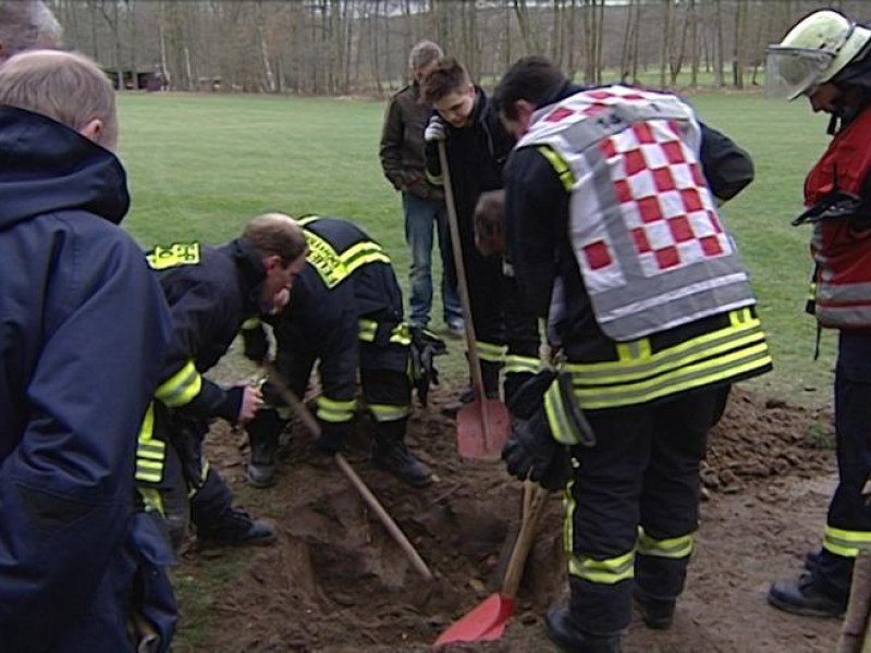 Die Feuerwehr grub ihn aus.