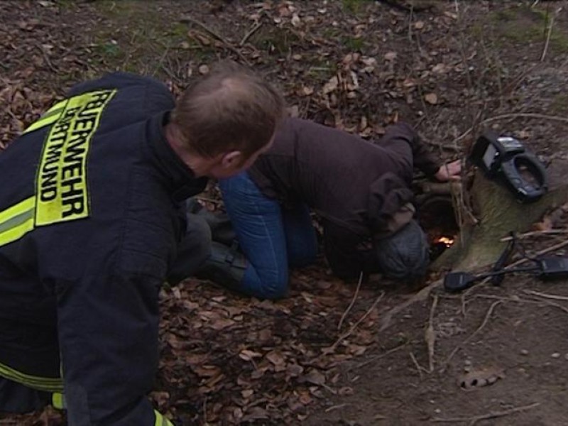 Die Besitzerin und ein Feuerwehrmann versuchten, Cliff vom Eingang des Loch aus zu erspähen.