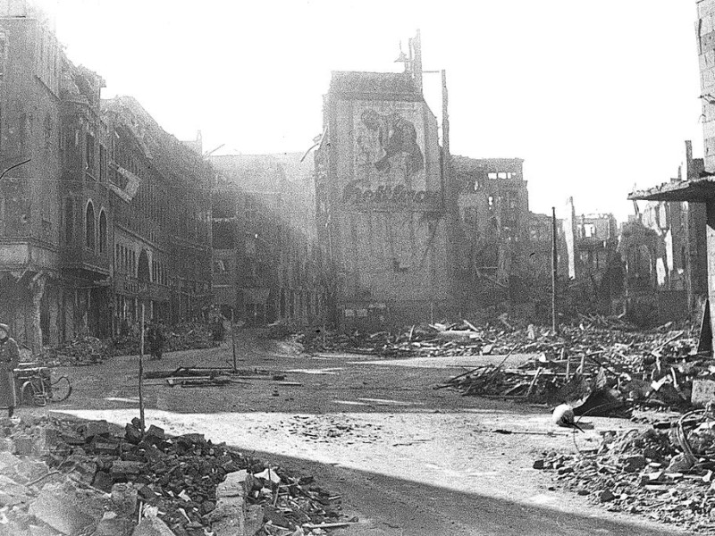 Die Kreuzung Hansastraße / Kampstraße in Trümmern.