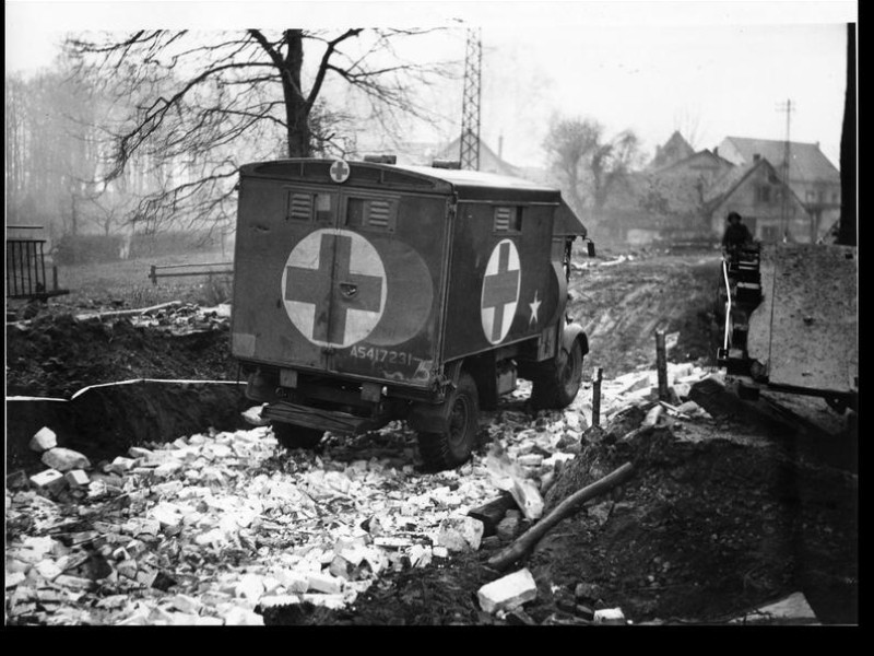 Ein alliierter Kranken-Jeep 1945 in Dortmund.