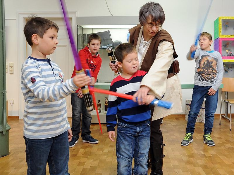 Die Kids bekamen Tipps für den Schwertkampf.