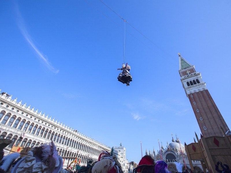 Mit dem Flug des Engels wird der Karneval jedes Jahr offiziell eröffnet.