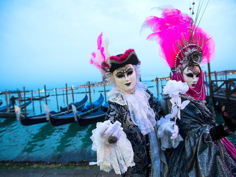 In aufwendigen Kostümen zeigen sich diese beiden Karneval-Teilnehmer.