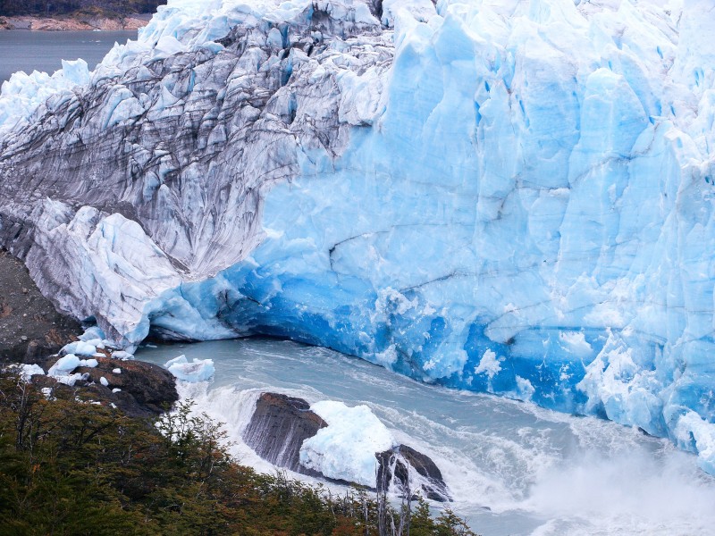 Blick auf den Gletscher Perito Moreno bei Beginn des Zusammenbruchs der Gletscherfront. Alle zwei bis sechs Jahre stürzt die Front des Gletschers im Süden Argentiniens auf Grund des hohen Wasserdrucks hinab.