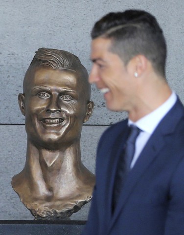 Cristiano Ronaldo hat gut lachen. Hier: am 29. März 2017 in Funchal (Madeira) neben einer Büste, die ihn darstellen soll, bei der Umbenennung des Madeira International Airport in Cristiano Ronaldo Airport. 