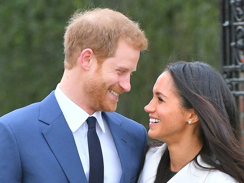 „Wann wusste ich, dass sie die Richtige ist? Beim ersten Mal, als wir uns gesehen haben“, rief Harry der Presse zu. Meghan sagte, sie sei „sehr glücklich“.