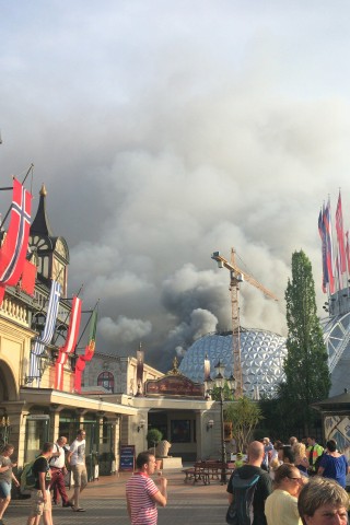 „Bitte verhalten Sie sich ruhig und folgen Sie den Anweisungen vor Ort“, twitterte der Freizeitpark von seinem offiziellen Account. 