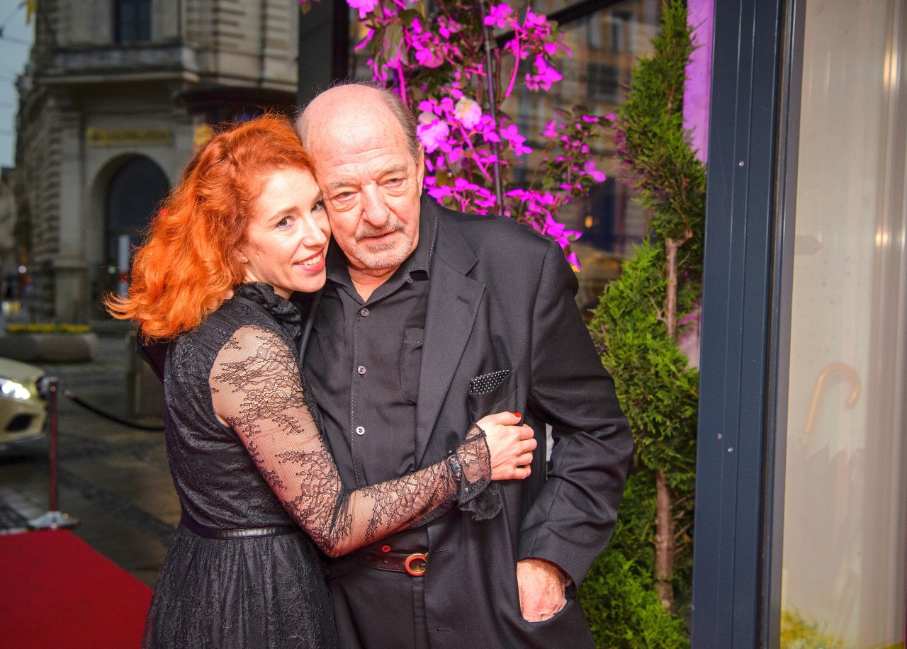 Ralph Siegel, Schlagerkomponist und Musikproduzent, und seine Partnerin Laura Käfer auf der Premierenparty.