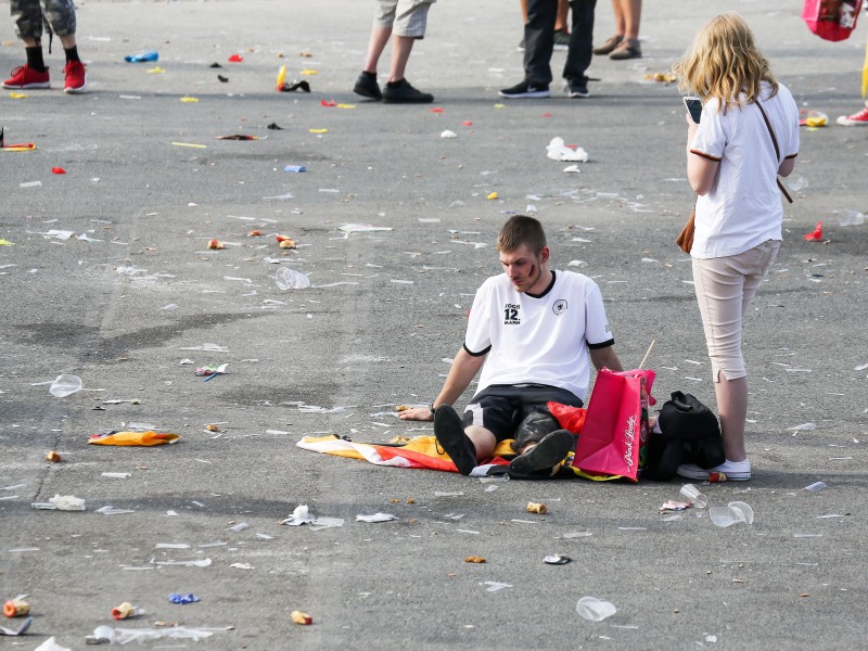 Am Boden zerstört: Nach dem Public Viewing zum Spiel Südkorea gegen Deutschland entstand diese Momentaufnahme in Hamburg.