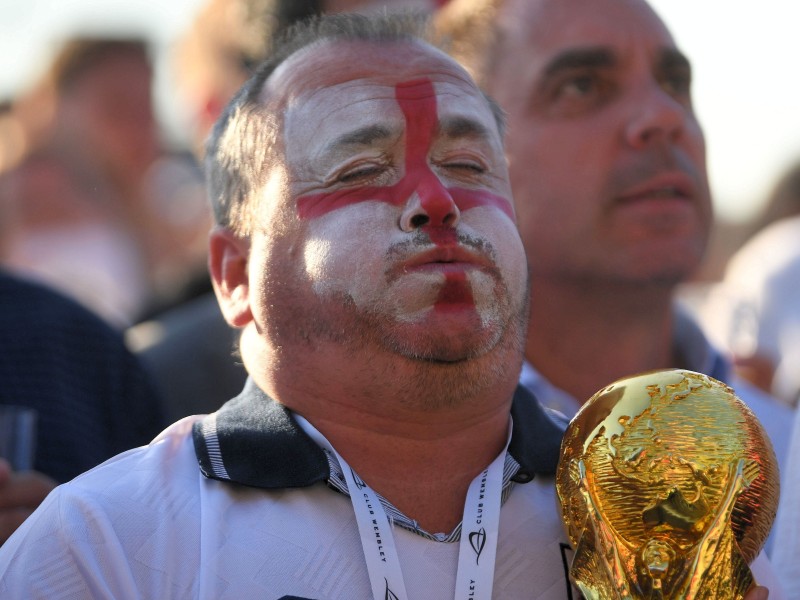 Augen zu und Luftanhalten ist bei diesem englischen Fan beim Public Viewing im Hyde Park in London angesagt.