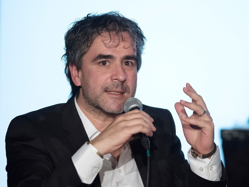 Der Türkei-Korrespondent der „Welt“, Deniz Yücel, saß seit Ende Februar 2017 in der Türkei in Untersuchungshaft. Nach 367 Tagen wurde er aus türkischer Haft entlassen. Dem deutsch-türkischen Journalisten und Publizisten wurde wie zahlreichen anderen Medienvertretern Terrorpropaganda und Mitgliedschaft in der linksextremen MLKP vorgeworfen. Unter dem nach dem Putschversuch im Sommer 2016 von Staatschef Recep Tayyip Erdogan verhängten Ausnahmezustand gehen die türkischen Behörden rigoros gegen angebliche Anhänger der Gülen-Bewegung vor. Die gilt in der Türkei als Terrororganisation. 