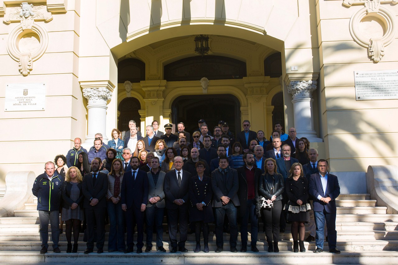 Abgeordnete, Lokalpolitiker und Rettungskräfte halten vor dem Rathaus von Málaga eine Schweigeminute ab. Der seit knapp zwei Wochen in einem tiefen Brunnenschacht in Südspanien verschollene Julen ist in der Nacht zum Samstag tot gefunden worden. 