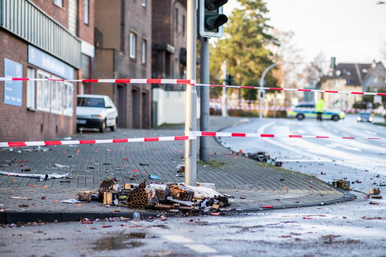 Absperrband der Polizei sperrt einen Teil der Osterfelder Straße ab. Dort soll an Silvester ein Mann gezielt in feiernde Menschgruppen gefahren sein. 