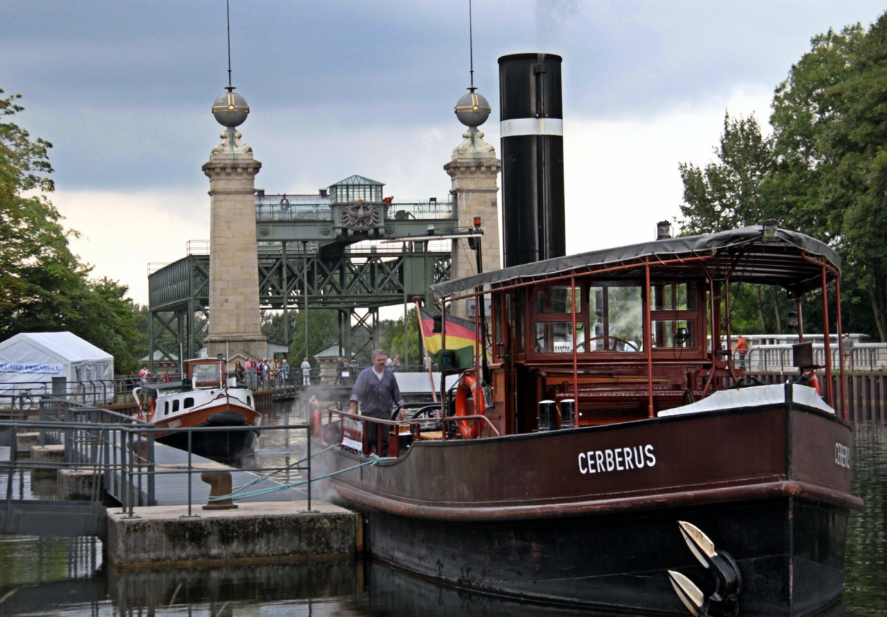 Zum Museumsfest im Hebewerk Henrichenburg gibt es Kanalfahrten auf solchen historischen Schiffen. 