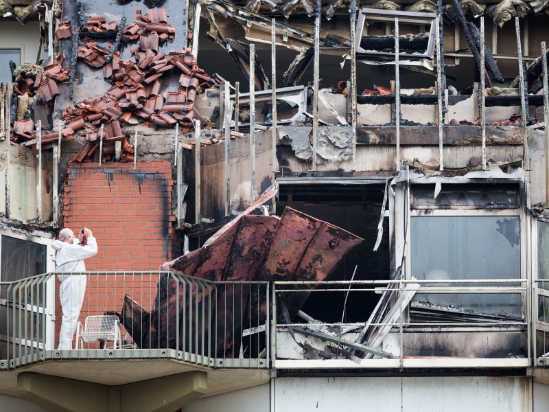 Der Dachstuhl des Krankenhauses ist komplett zerstört. Das Feuer Brand war auch Morgen (9:30 Uhr) noch nicht komplett gelöscht.