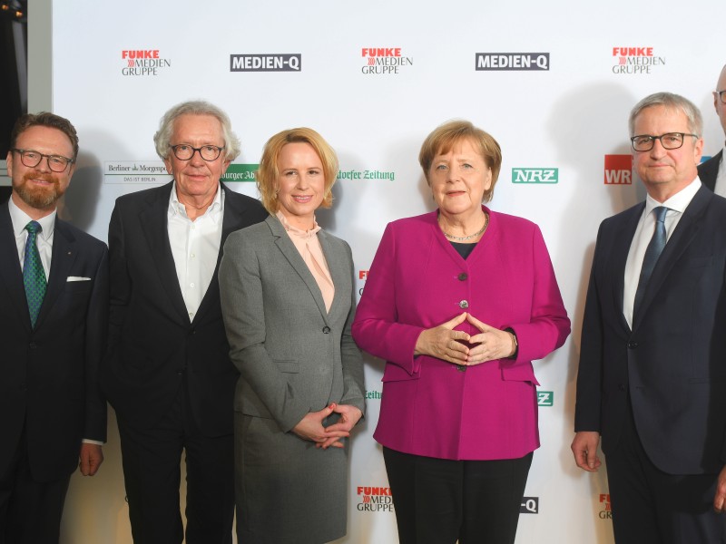 Beim „Medien Q“ in Berlin hat sich die Politprominenz am 12. März 2018  in der Zentralredaktion der Funke Mediengruppe getroffen. Auch Bundeskanzlerin Angela Merkel (CDU, Mitte) war gekommen. Gemeinsam mit Julia Becker, Verlegerin der Funke Mediengruppe, Stephan Holthoff-Pförtner (l.), Minister für Bundes- und Europaangelegenheiten in Nordrhein-Westfalen und Gesellschafter der Funke Mediengruppe, Chefredakteur der Funke Zentralredaktion Jörg Quoos (2.v.r.) und Thomas Kloß, Chefredakteur Online der Funke-Zentralredaktion ist sie bei der Ankunft zum Empfang zu sehen. 