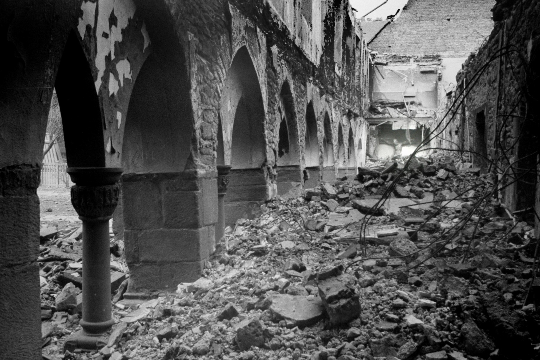 Der zerstörte Essener Dom. Die Aufnahme zeigt den Kreuzgang. Repro: Frank Vinken